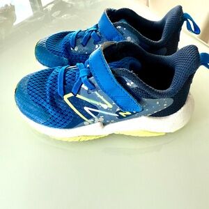 New Balance Rave Run v2 bungee lace with top strap sneakers toddler size 9